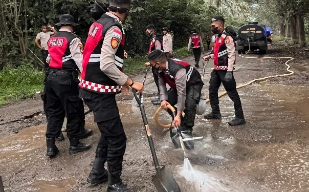 Polri untuk Masyarakat, Gerak Cepat Polda NTT Bersihkan Lokasi Terdampak Erupsi Gunung Lewotobi Laki