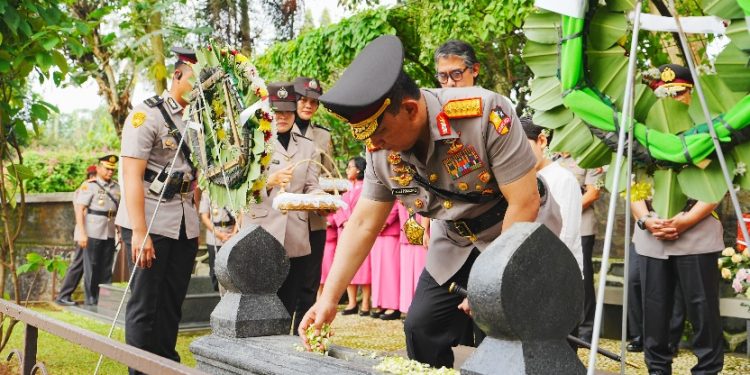 Jelang Hari Bhayangkara, Kapolri Ziarah ke Makam BJ Habibie hingga Hoegeng
