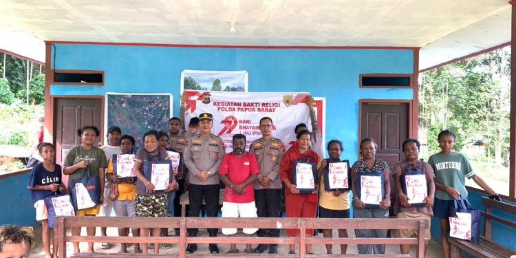Biro SDM Polda Papua Barat Gelar Bakti Religi di Kampung Cunggrek Sambut Hari Bhayangkara ke-79