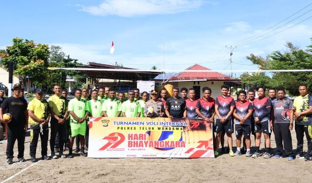 Menyongsong Hari Bhayangkara ke 79, Polres Teluk Wondama gelar pertandingan Bola volly antar fungsi