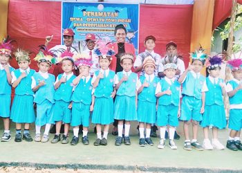 Konsisten, Kejati Papua Barat Kembali Serahkan Bantuan ke SD Sowi Indah