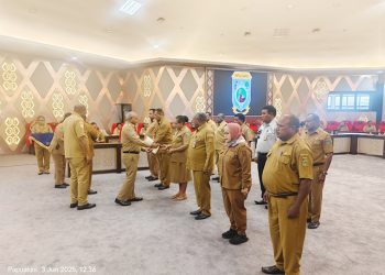 Gubernur Lantik 12 Plt. Pimpinan OPD di Lingkungan Pemprov Papua Barat