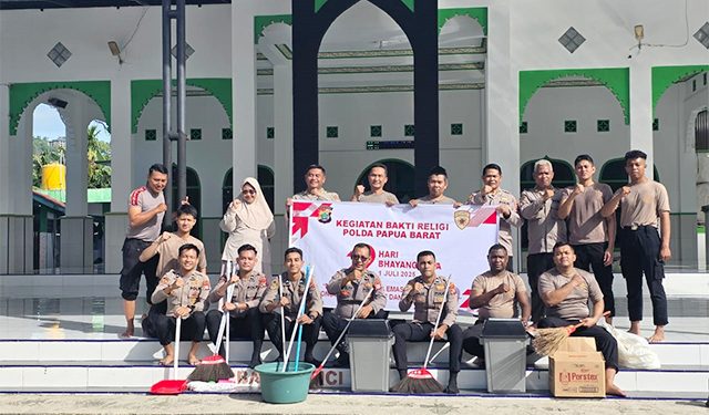 Biro Logistik Polda Papua Barat Gelar Bhakti Religi di Pura Giri Bhuana Manokwari