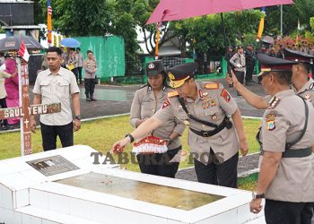 Jajaran Polda Papua Barat Ziarah dan Tabur Bunga di TMP Sanggeng