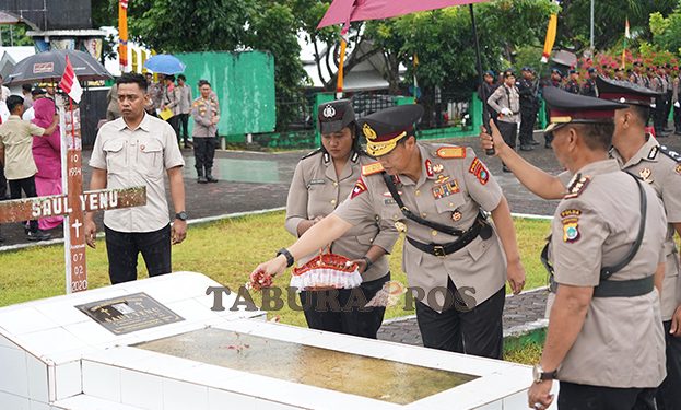 Jajaran Polda Papua Barat Ziarah dan Tabur Bunga di TMP Sanggeng