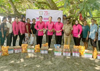 Bhayangkari Papua Barat Gelar Pelepasan 700 Tukik dan Baksos di Kampung Menyumfoka
