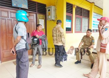 Ratusan Warga Tidak Terlayani di Kantor Disdukcapil Manokwari