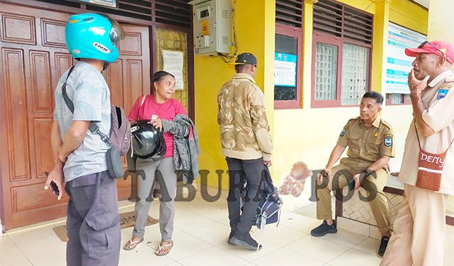 Ratusan Warga Tidak Terlayani di Kantor Disdukcapil Manokwari