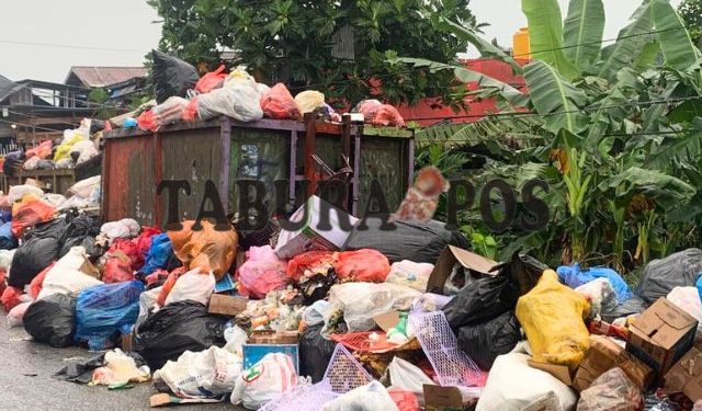 Sampah Kian Menumpuk di TPS, Timbulkan Aroma Tak Sedap