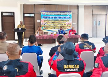 Buka Pelatihan dan Simulasi, Wabup Mesakh Berpesan Jaga dan Rawat Mobil Damkar dengan Baik