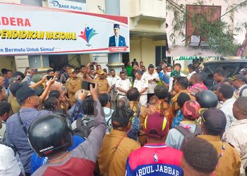 Pertanyakan Honor dan ADK, Aparat Kampung Palang Pintu Kantor Bupati