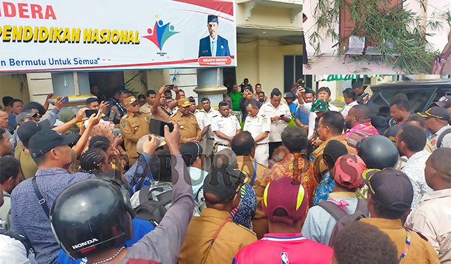 Pertanyakan Honor dan ADK, Aparat Kampung Palang Pintu Kantor Bupati