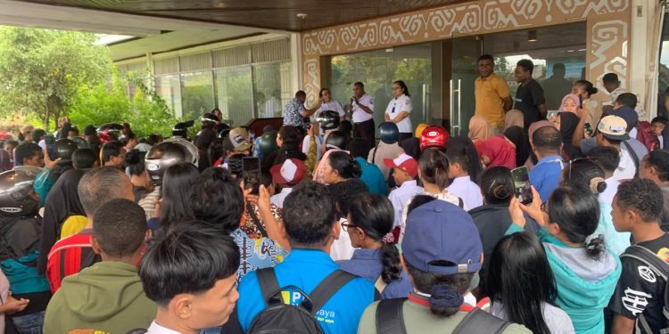 Kecewa Dengan Proses SPMB, Ratusan Orang Tua Murid Datangi Kantor Dinas Pendidikan Manokwari