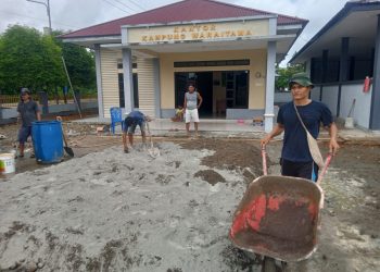 Libatkan Masyarakat, Halaman Kantor dan  Balai Kampung Waraitama Dicor Gunakan Dana Padat Karya