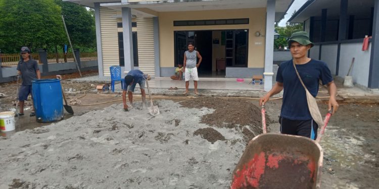 Libatkan Masyarakat, Halaman Kantor dan Balai Kampung Waraitama Dicor Gunakan Dana Padat Karya