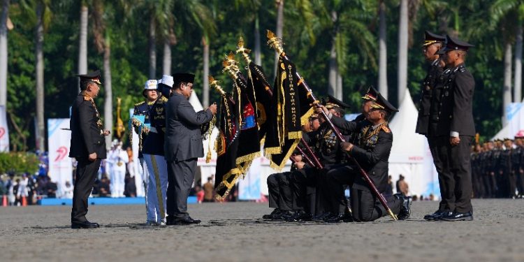 Presiden Hadiahi Penghargaan Nugraha Sakanti dan Tanda Kehormatan Bintang Bhayangkara Nararya