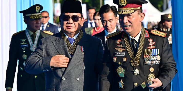 Kapolri dan Presiden Kenakan Tanda Kehormatan Bintang Bhayangkara Utama Saat Pimpin Upacara HUT Bhayangkara ke-79