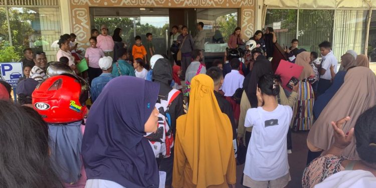 Kembali Datangi Dinas Pendidikan, Orang Tua : Kami Berusaha Keras Cari Uang Untuk Anak, Mau Masuk Sekolah Sangat Sulit