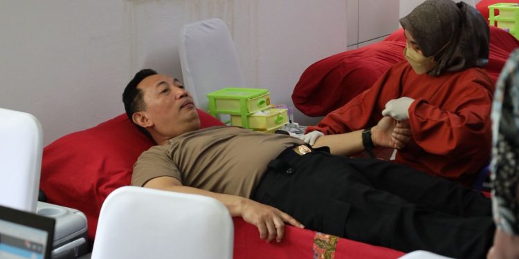 Kapolri Sebagai Peserta Donor Darah dalam Bakti Kesehatan Hari Bhayangkara ke-79 Bersama KSPSI
