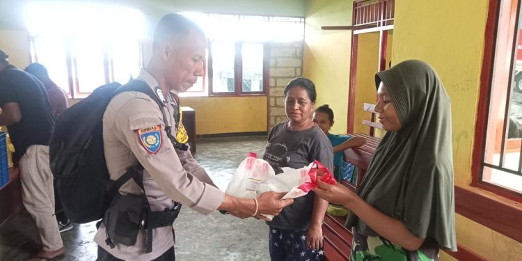 Polres Fakfak Kawal Distribusi 299 Paket Makanan Bergizi Gratis di Fakfak