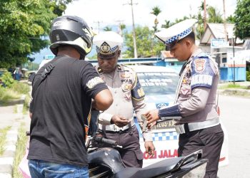 Personel Operasi Patuh Mansinam 2025 Gencarkan Sosialisasi dan Himbauan Kamtibmas kepada Pengendara