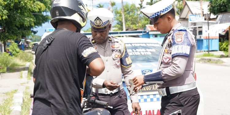 Personel Operasi Patuh Mansinam 2025 Gencarkan Sosialisasi dan Himbauan Kamtibmas kepada Pengendara