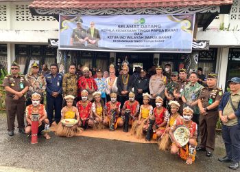 Wakapolda Papua Barat Sambut Kedatangan Kepala Kejaksaan Tinggi Papua Barat di Bandara Rendani
