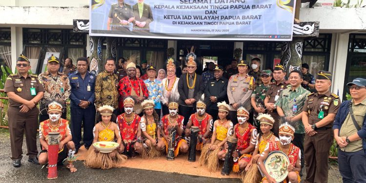 Wakapolda Papua Barat Sambut Kedatangan Kepala Kejaksaan Tinggi Papua Barat di Bandara Rendani