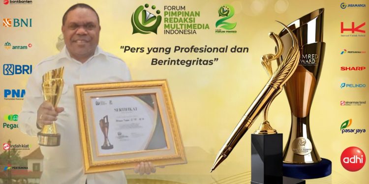 Hermus Indou Terima Penghargaan Kategori Kepala Daerah Terbaik Tata Kelola Pemerintahan