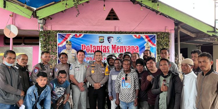 Dirlantas Polda Papua Barat Sosialisasikan Tertib Lalu Lintas Bersama Komunitas Ojek