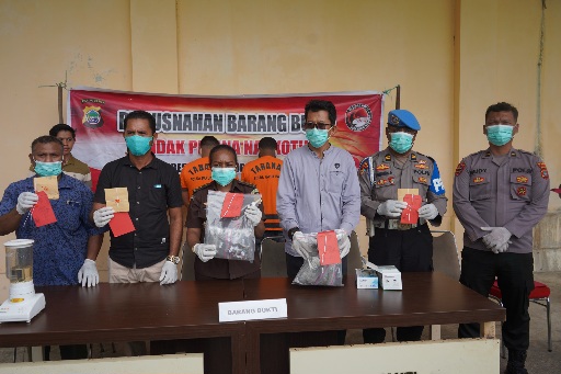 Empat Kasus Narkotika Diungkap, Polda Papua Barat Musnahkan Barang Bukti di Hadapan Tersangka