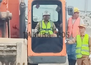 Rasakan Terjebak Macet, Gubernur Mandacan Komitmen Dorong Pelebaran Jalan ke Arah Selatan