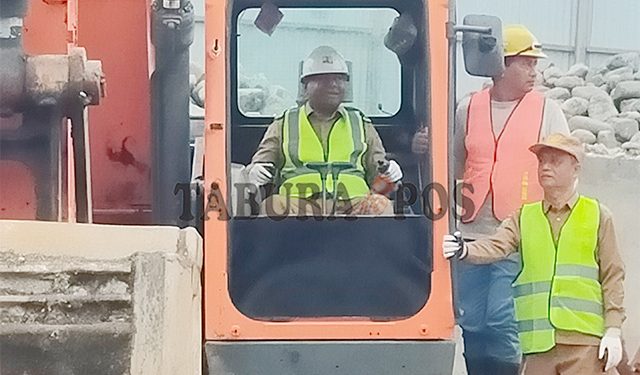 Rasakan Terjebak Macet, Gubernur Mandacan Komitmen Dorong Pelebaran Jalan ke Arah Selatan