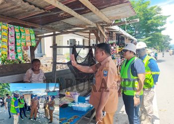 Secara Persuasif, Disperindag dan Pelaksana Temui Pedagang yang Masih Bertahan di Pasar Sanggeng