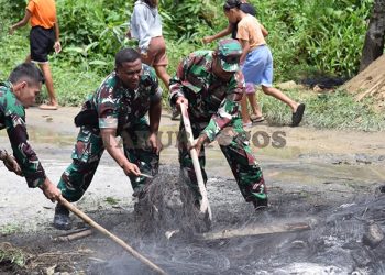 Pasca Kericuhan di Kota Sorong, Personel Kodim 1802/Sorong Sisir Jalan Utama Bersihkan Material Sisa