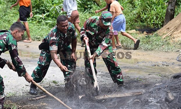 Pasca Kericuhan di Kota Sorong, Personel Kodim 1802/Sorong Sisir Jalan Utama Bersihkan Material Sisa