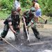 Pasca Kericuhan di Kota Sorong, Personel Kodim 1802/Sorong Sisir Jalan Utama Bersihkan Material Sisa