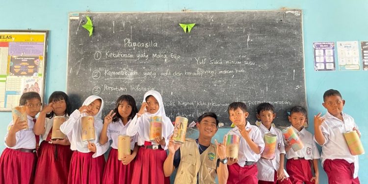 Mahasiswa KKN UNISRI Menyelenggarakan Edukasi “Pentingnya Menabung” agar Siswa SD Terdorong Menabung Sejak Dini