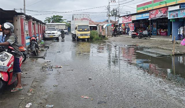 Pemkab Manokwari Diminta Bersihkan Drainase Pasar Wosi