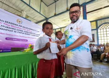 104 Pelajar SD dan SMP di Pulau Roon Wondama Terima Beasiswa PIP