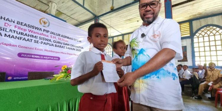 104 Pelajar SD dan SMP di Pulau Roon Wondama Terima Beasiswa PIP