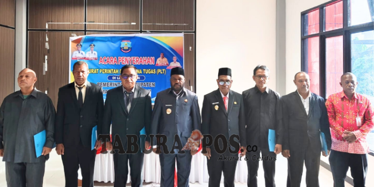 Bupati Bernard Serahkan Surat Perintah Tugas Pimpinan OPD