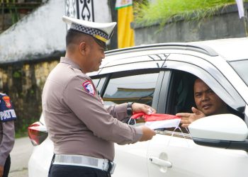 Semangat Merah Putih Menyapa Jalanan Fakfak: Polres Bagikan 300 Bendera, Ajak Warga Meriahkan HUT ke-80 RI