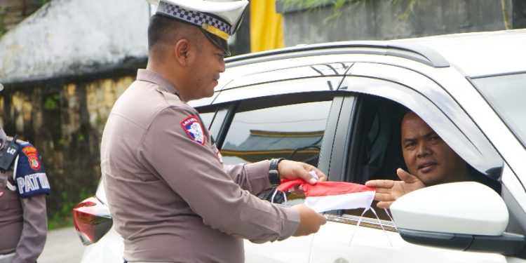 Semangat Merah Putih Menyapa Jalanan Fakfak: Polres Bagikan 300 Bendera, Ajak Warga Meriahkan HUT ke-80 RI