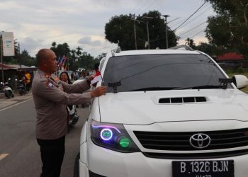 Sambut HUT RI ke-80, Polres Manokwari Selatan Bagikan 800 Bendera Merah Putih kepada Pengguna Jalan