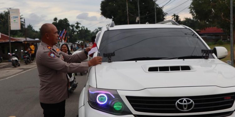 Sambut HUT RI ke-80, Polres Manokwari Selatan Bagikan 800 Bendera Merah Putih kepada Pengguna Jalan