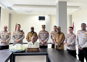 Polres Mansel Beri Hadiah Patung Ukiran Wajah Bernard Mandacan Kenakan Seragam PDU