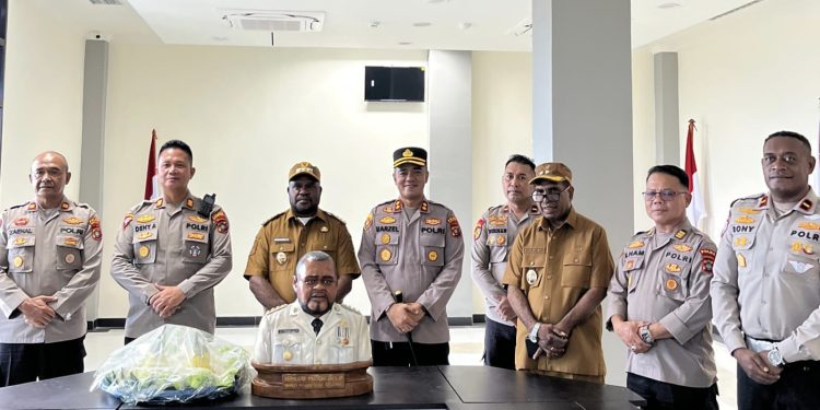 Polres Mansel Beri Hadiah Patung Ukiran Wajah Bernard Mandacan Kenakan Seragam PDU