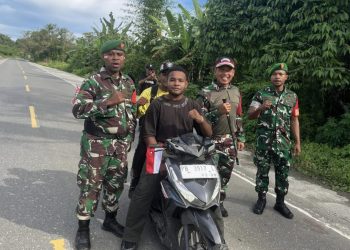 Kodim 1808/Mansel Bagi-bagi Bendera Merah Putih kepada Pengendara Kendaraan Bermotor