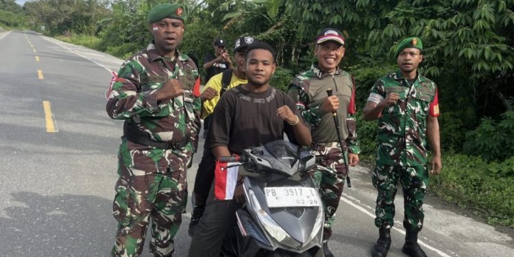 Kodim 1808/Mansel Bagi-bagi Bendera Merah Putih kepada Pengendara Kendaraan Bermotor